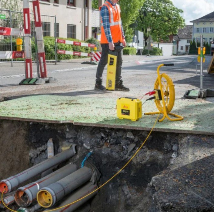 Regard télécom ouvert avec matériel de chantier