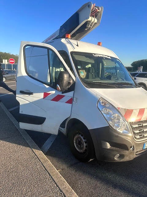 Camion nacelle 1pecable sur chantier fibre